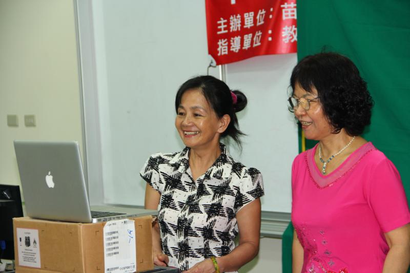 二位美女大姊主播正式開錄前，先練習一下旁白，培養彼此默契，好讓正式錄影能夠順利完成