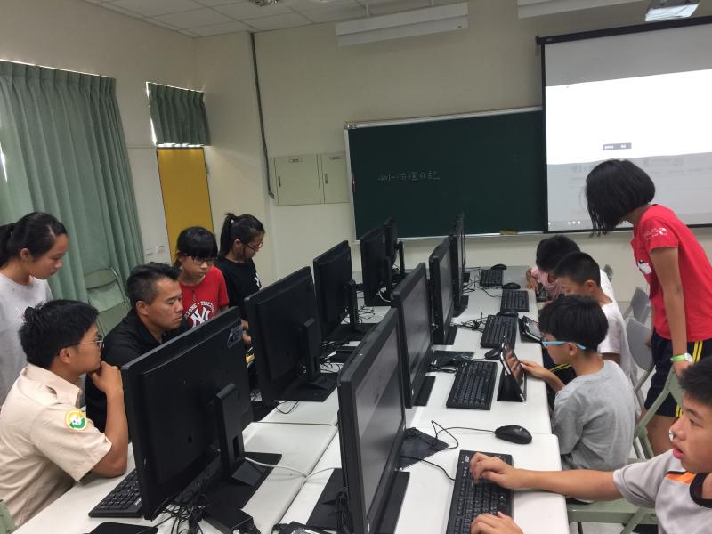 長青老師耐心地指導如何建立自己的帳戶 體驗建豪科技的網頁