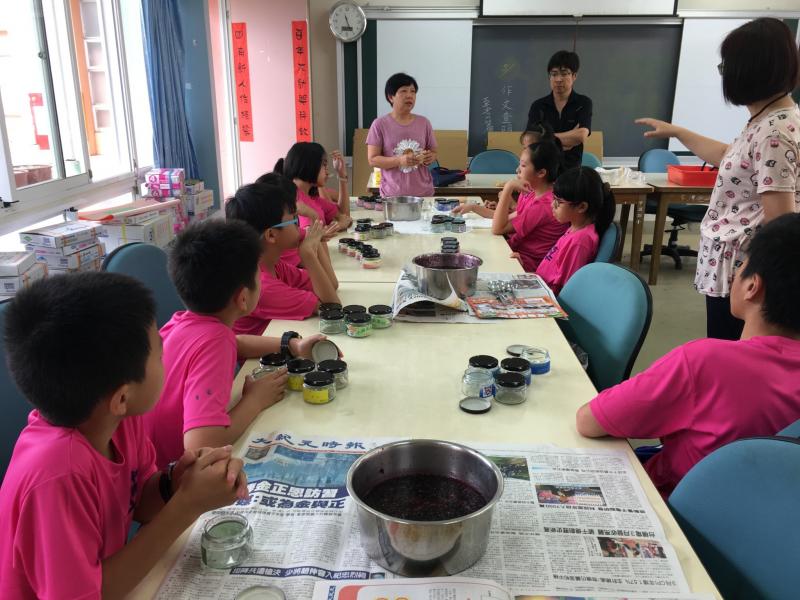 素材製作 摘下一顆顆飽滿新鮮又安全的桑葚 親手熬煮成醬