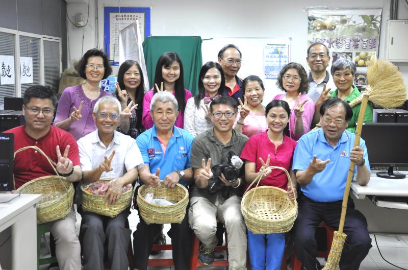 從桂竹林、蘆葦叢到向職人請益學習百工、拍攝訪談紀錄，DOC讓三灣人替家鄉說故事。一起合照!