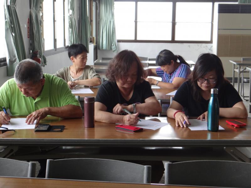 小米手環課程開始，學員勤作筆記