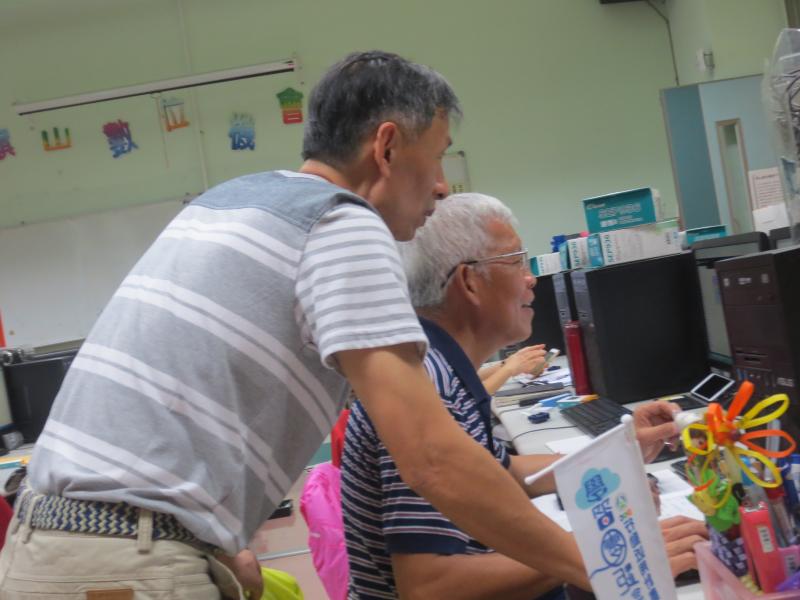 學員邊操作邊請老師指導。