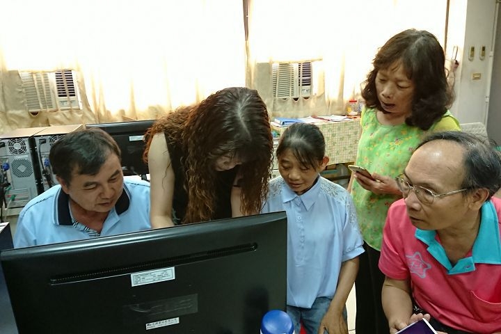 下載動動APP使用動動群組，每天互相鼓勵要運動保健康。