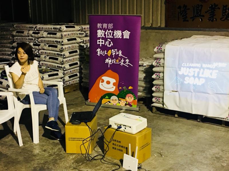 講師章芙菱課程一開始先和大家介紹商品包裝設計的基本概念，並分享好設計的案例