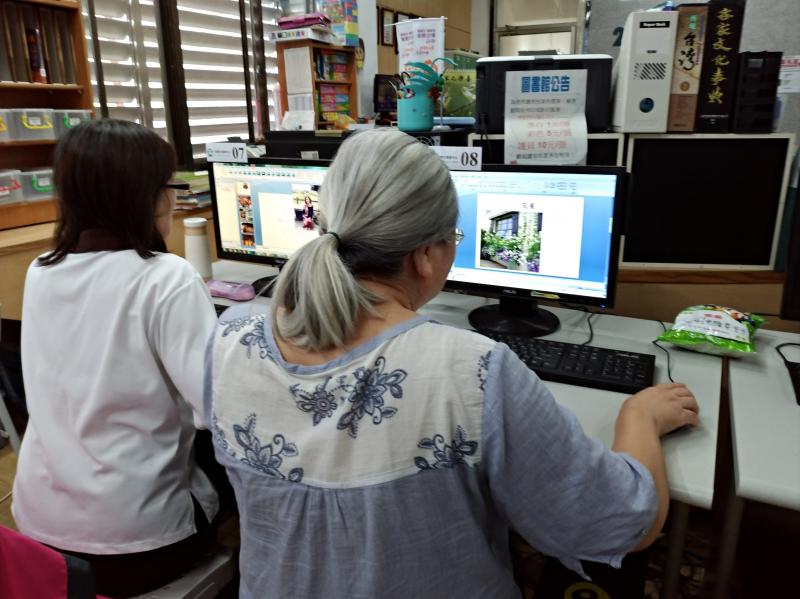 學員操作電腦製作電子書