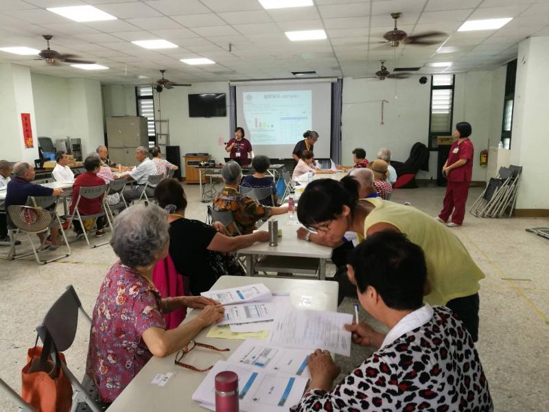 講師正向大家介紹健康存摺，希望能更加推廣使用