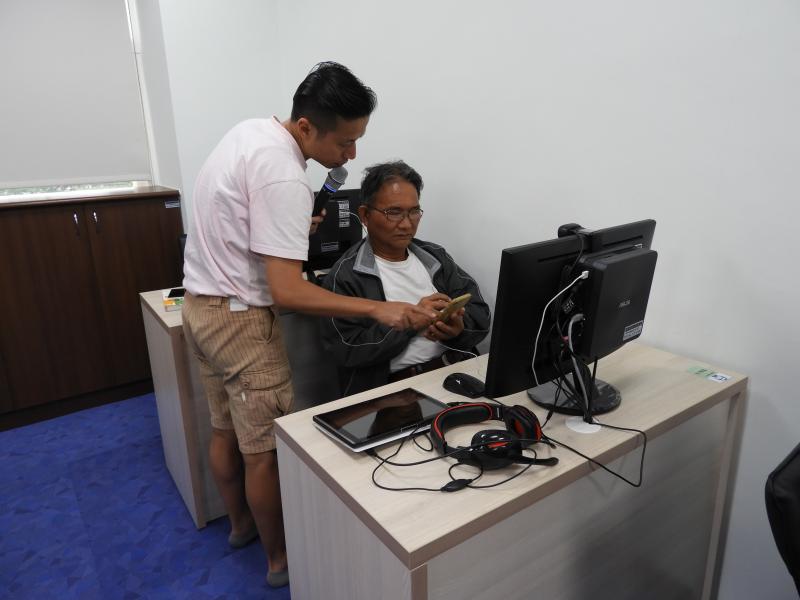 一對一協助學員解決問題