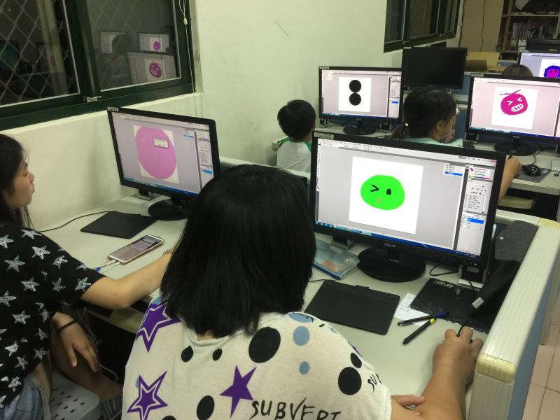 學員練習圖案設計、筆刷功能。可用字體大小設計、編排、顏色配對讓一張圖案多變化。
