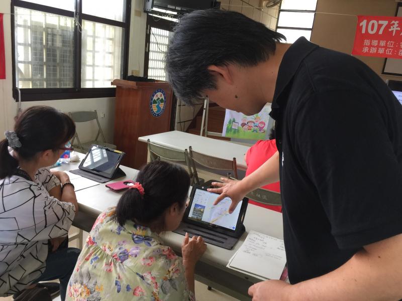 指導學員利用平板上網查看天氣、路況及電子地圖、上網訂購車票及餐點、上網看報紙及玩遊戲。