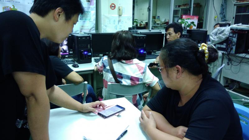 講師為個別為學員說明操作