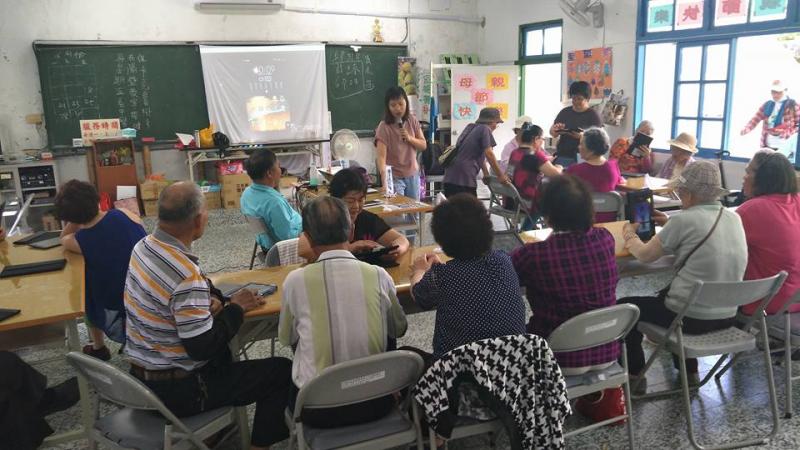 鳳林數位機會中心數位平板課程，講師與學員上課畫面