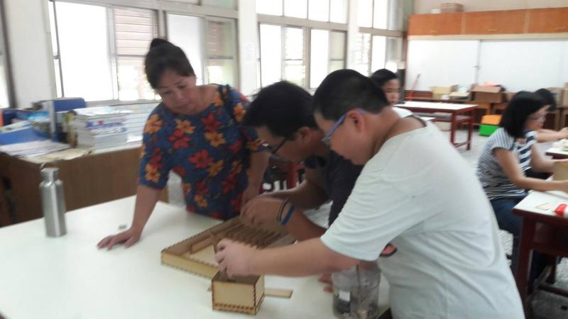 小孩子的想象能力特別強，給他們一個簡單的玩具，發揮他們的天空中天馬行空的能力，製作出來一個很好玩的彈珠台。