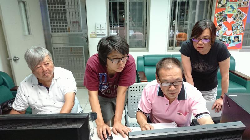 老師指導學員行距與段落排列操作方式