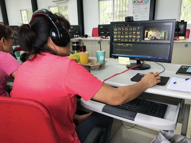 學員操作電腦找尋素材匯入剪輯軟體