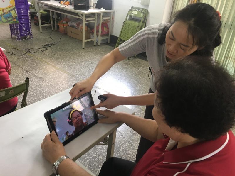 講師親切的指導學員