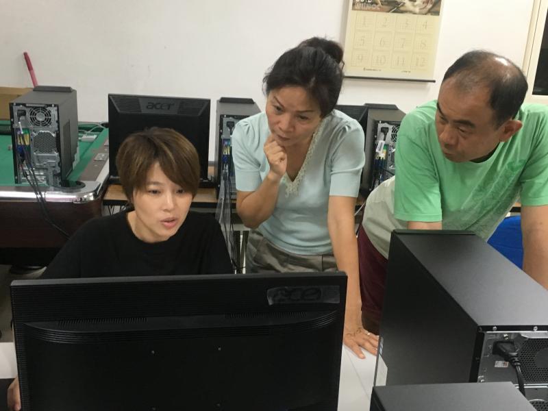 與學員討論拍攝成果