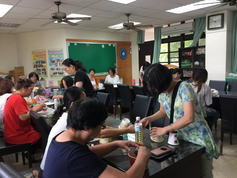 教社區民眾如何使用網路來學習各種技能 尋找樂趣