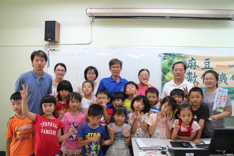 小孩照合照不受控，好在老師也在一旁維持秩序