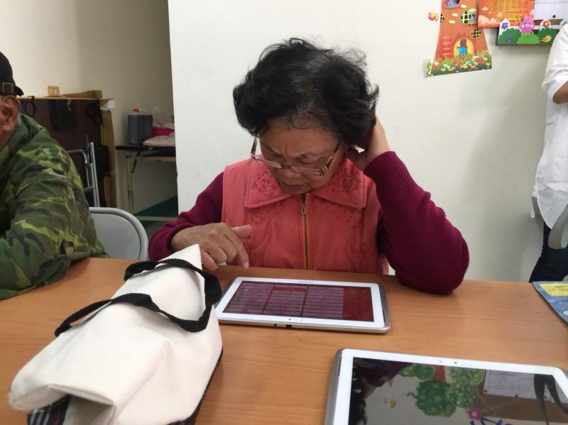長輩練習操作平板電腦