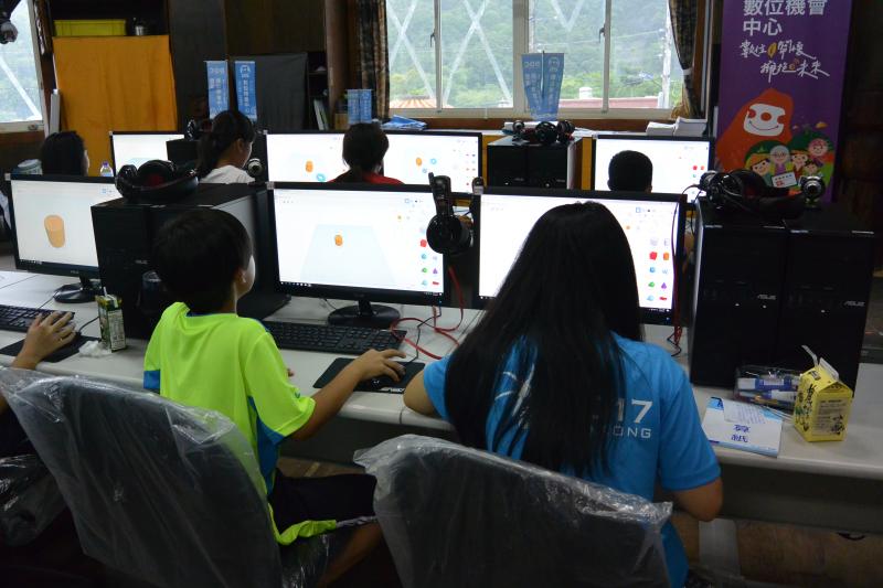 學生們實際上機操作製圖