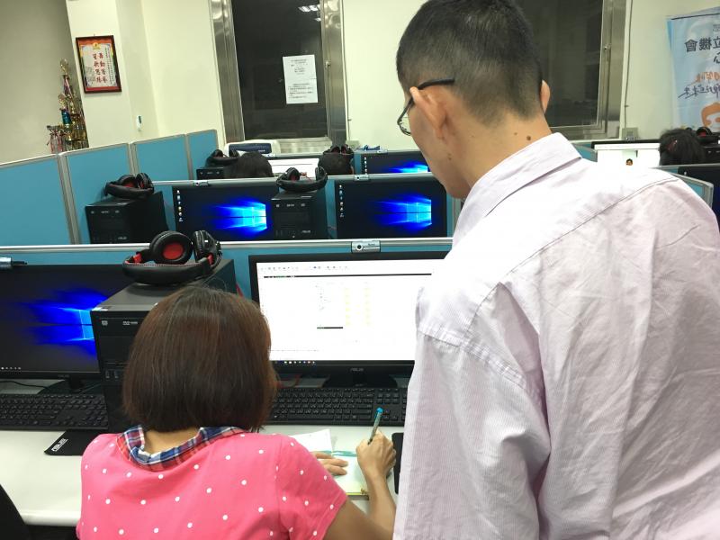 學員學習使用Excel，細心紀錄講師所說的步驟。