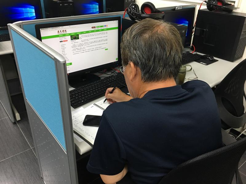 學員學習使用Excel製作表格。