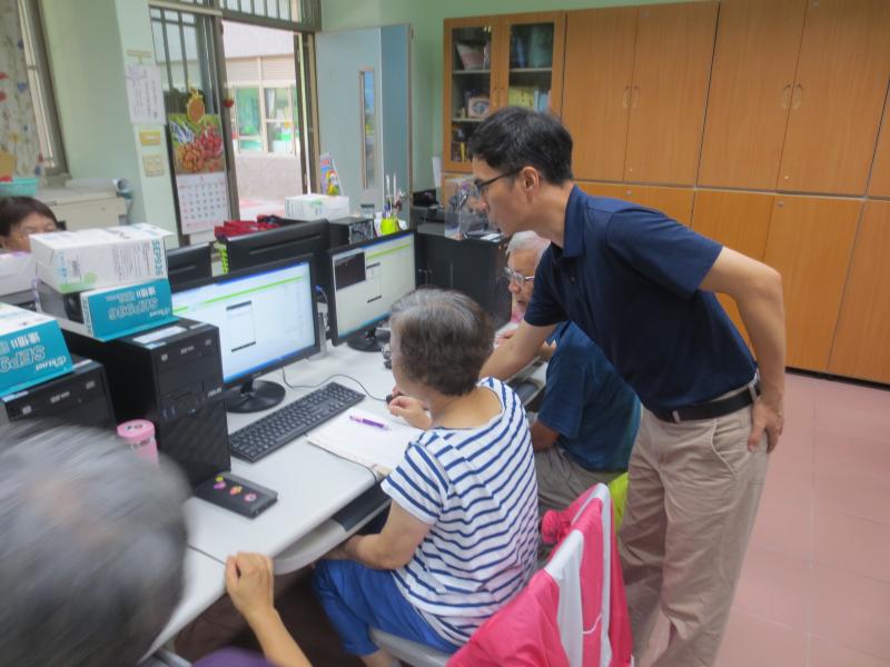 老師正在處理學員程式設計上的問題