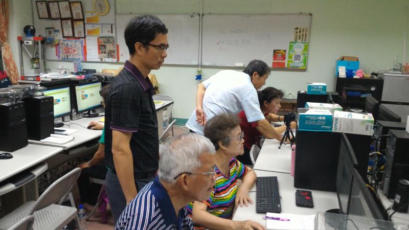 老師正在指導同學操作APP狀況