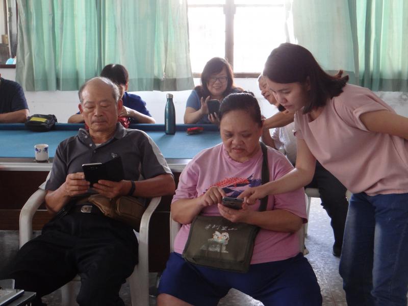 講師指導學員實作，下載旅行台灣APP。