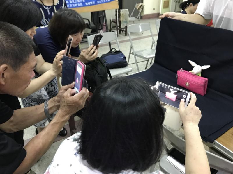 學員練習拍攝商品照片