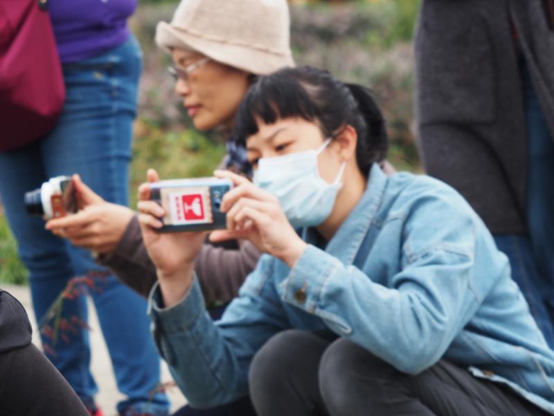 學員透過轉換角度，拍攝出不同的情境。