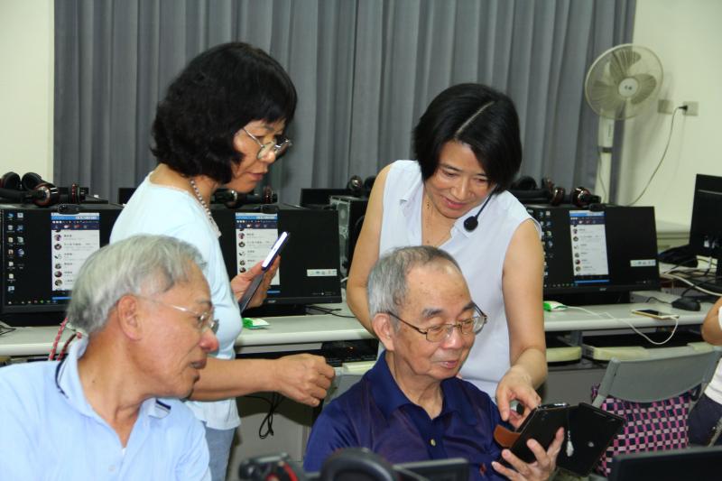 講師協助學員伯伯手機LINE設定