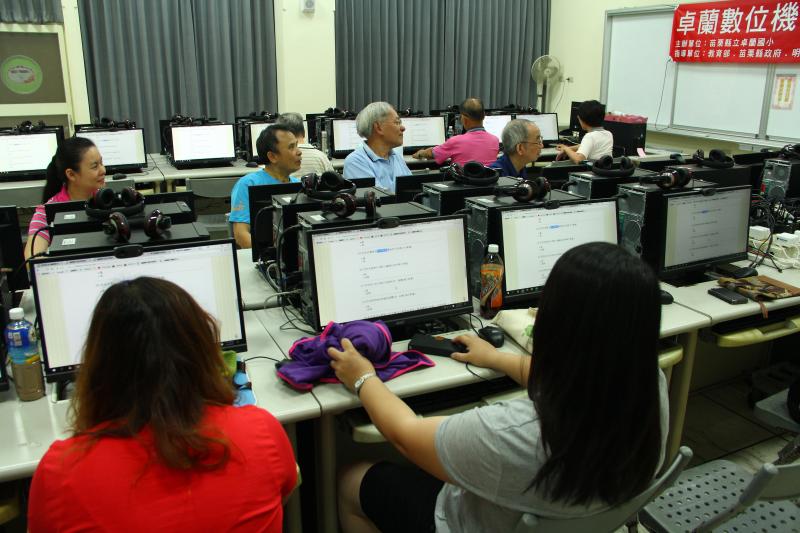 學員們登入學習中心進行課程前測填寫