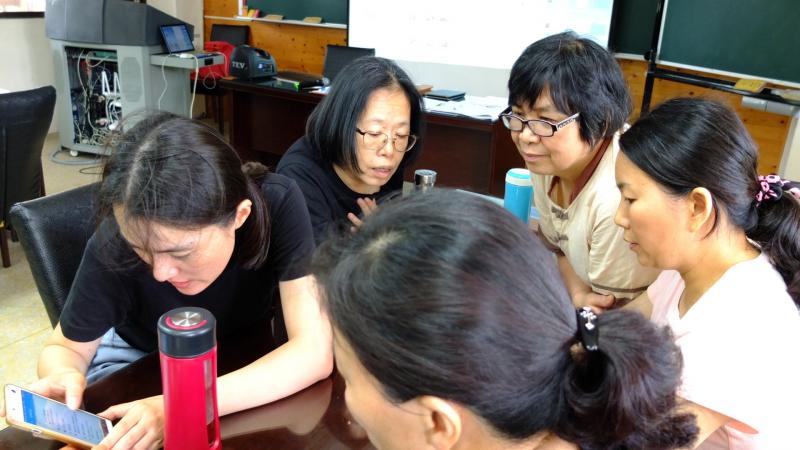 學員主動問了有沒有可以辨識植物的APP，老師立即教導如何在自己的手機下載形色