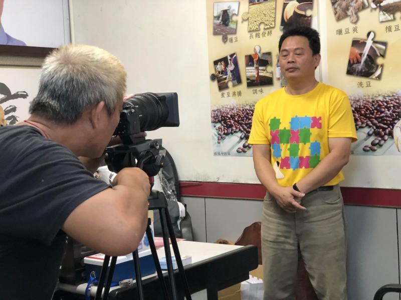 攝影師為陳聰文理事長照相