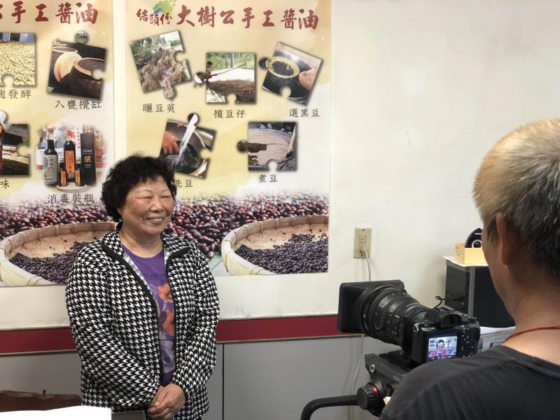 攝影師拍攝學員照片