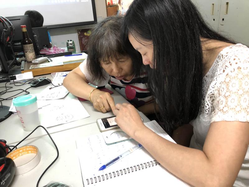 學員互相討論與實際操作