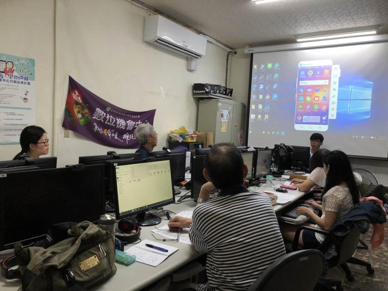 講師認真講解課程
