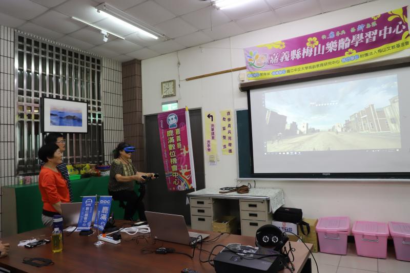 張學員體驗腳踏車