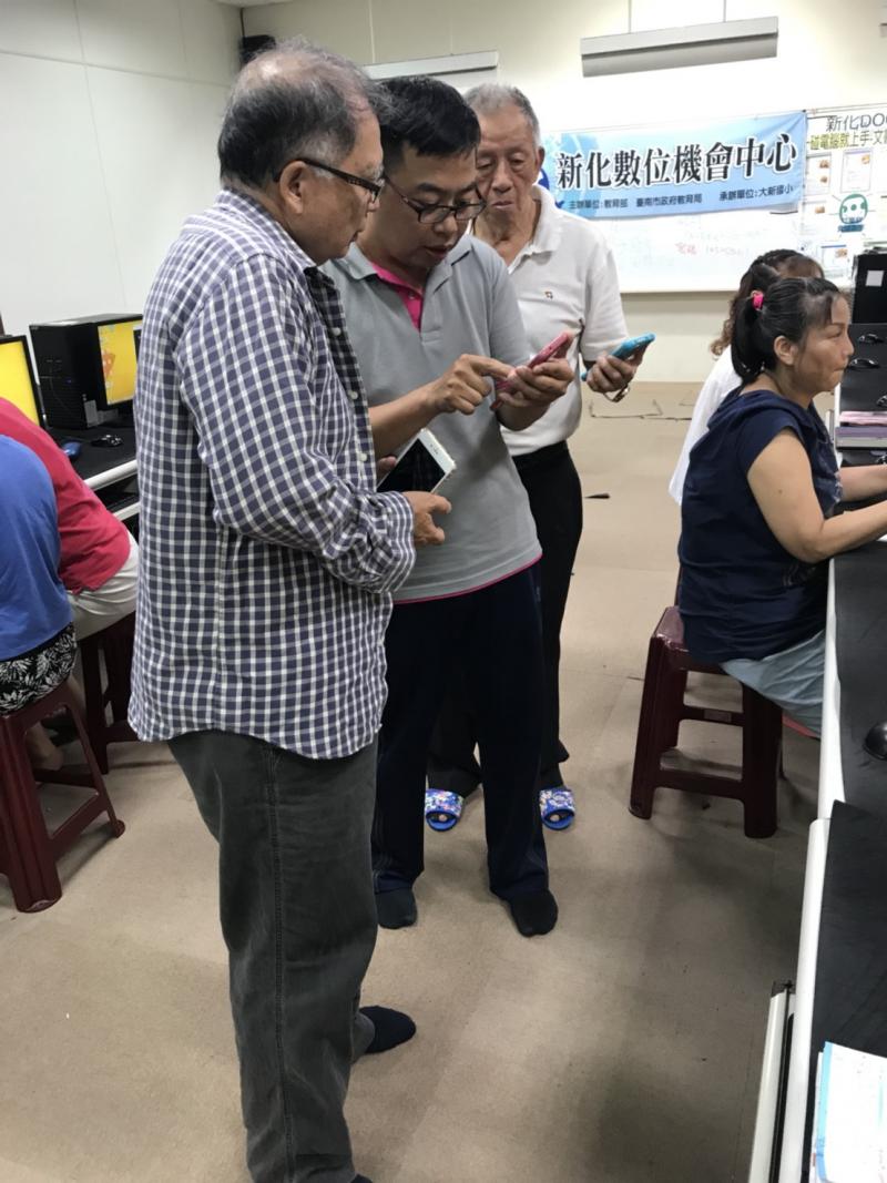 老師指引學員怎麼操作，讓app更流暢