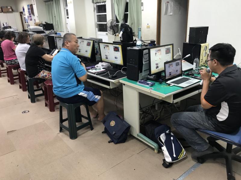 上課指導學員與學員上課認真