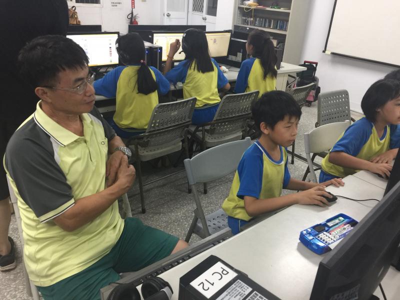 家長與小孩一起學習