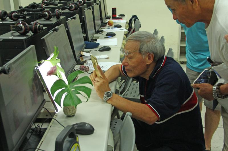 阿伯學員練習逆光照，光線太強，眼睛花花，先閉眼養神一下