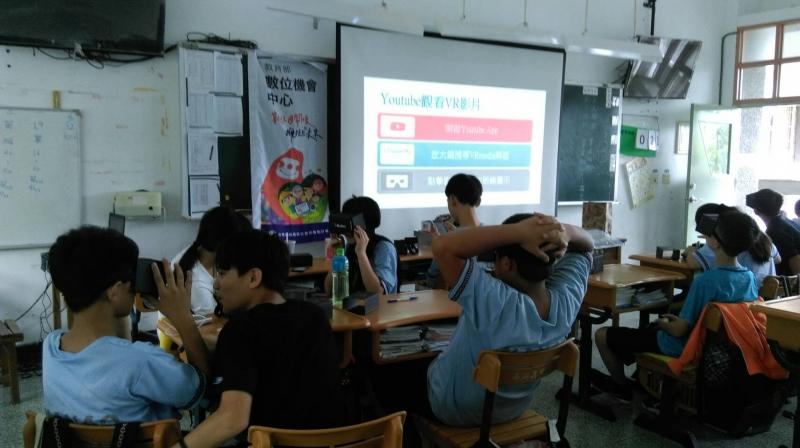 輕鬆 開心學習  與學生一起進入VR實境