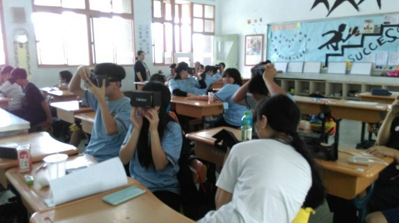學生專心聆聽講解