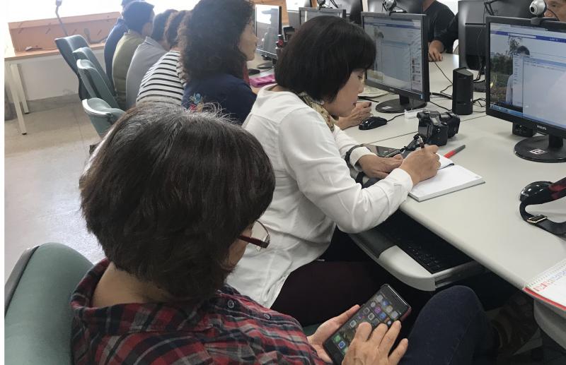 講師說明操作順序，學員跟著練習操作。
