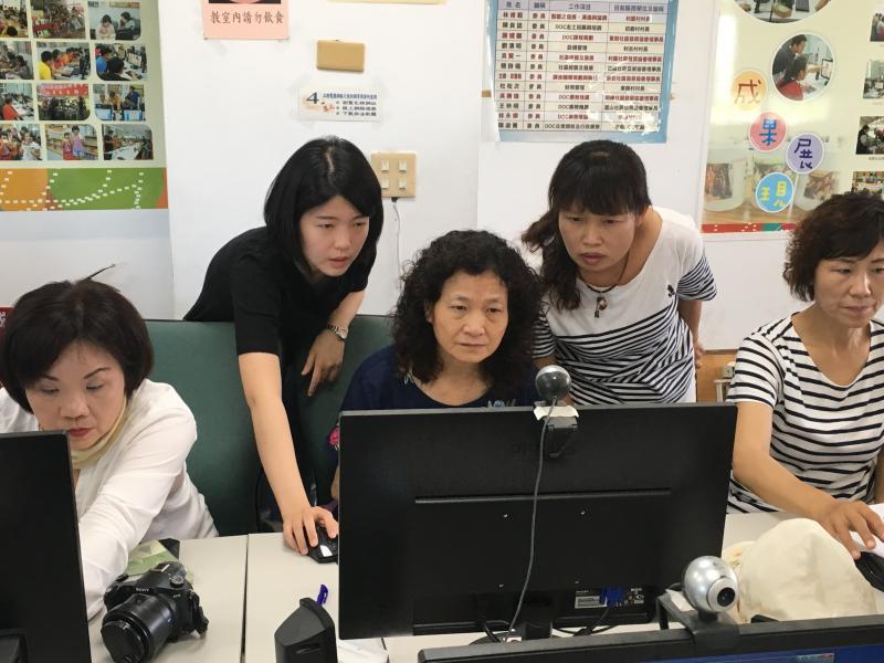 輔導人員協助講師，解決學員問題。