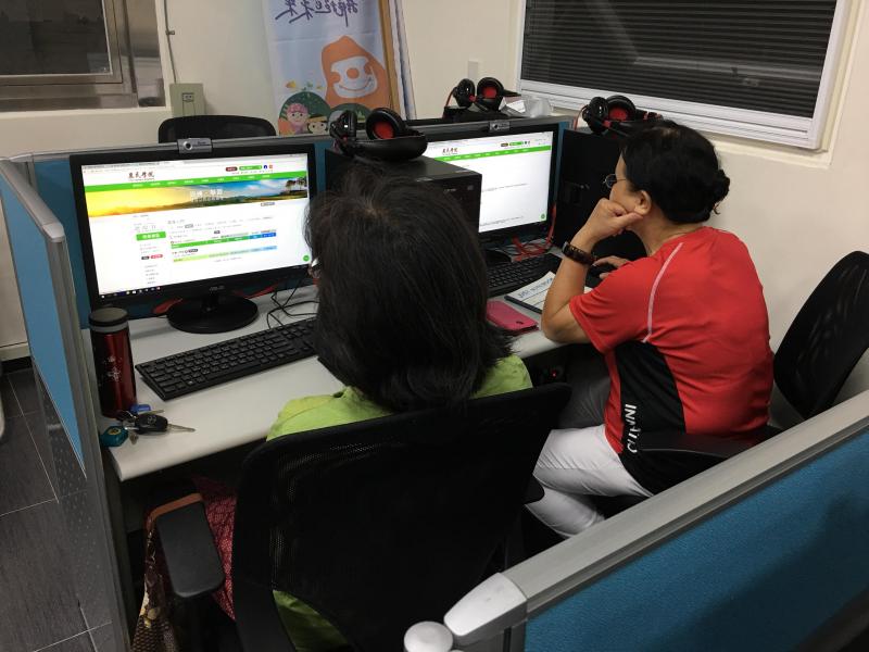 上山社區長青學苑上課照片。