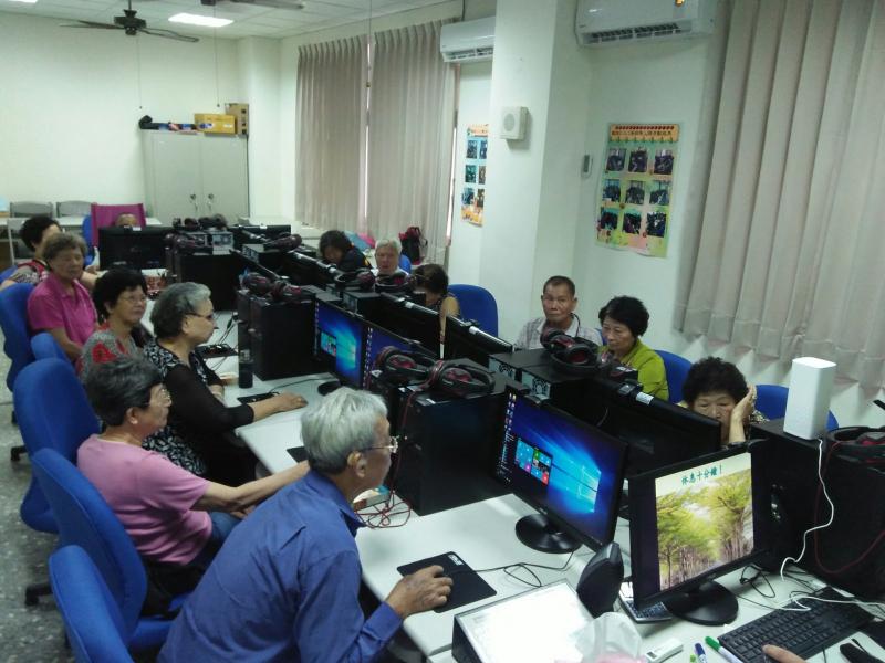 學員一進電腦課堂裡,便對這些數位工具充滿興趣!