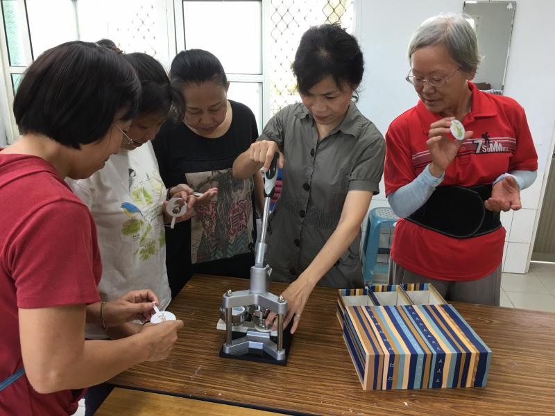 學員專注地使用器材，深怕一個不小心弄傷的作品